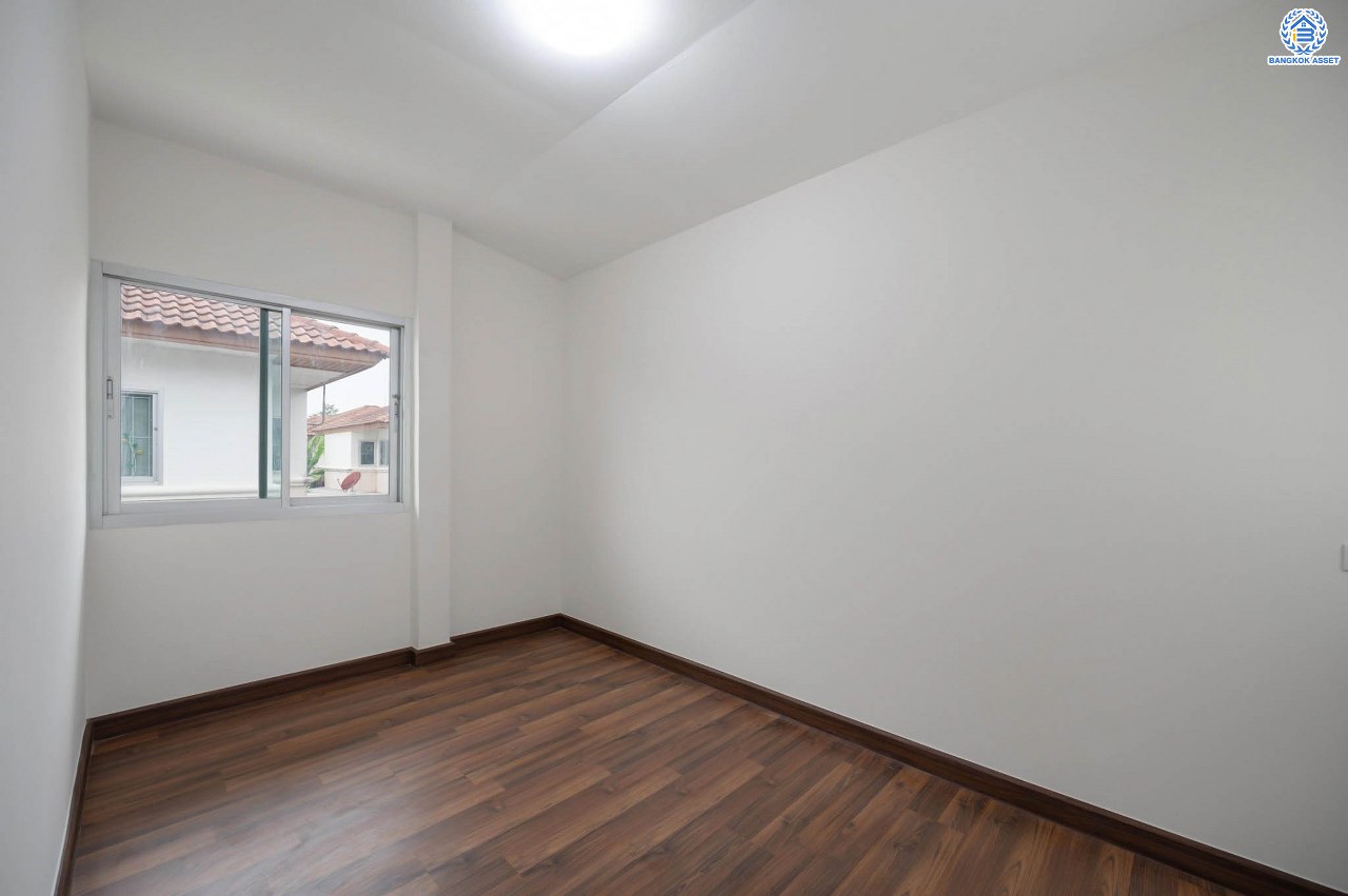 บ้านมือสองตกแต่งใหม่ โครงการ ศุภาลัยวิลล์ วงแหวน-รัตนาธิเบศร์ เนื้อที่กว้างกว่า 52 ตร.ว. ฟังก์ชัน 3 ห้องนอน 2 ห้องน้ำ 2 ที่จอดรถ ตอบโจทย์ทุกการเข้าอยู่ บนทำเลเดินทางสะดวก เชื่อมต่อถนนหลายเส้นทาง เพียง 15 นาทีก็ถึงรถไฟฟ้าสายสีม่วง "สถานีคลองบางไผ่" ใกล้ทางด่วน "กาญจนาภิเษก"